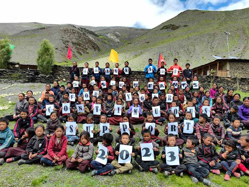 Les élèves de la Siddhartha Kula School de Ting Kyu dans le Haut Dolpo au Népal remercient leurs parrains