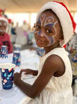 Maquillage de fête et déguisement de Noël pour une orpheline du Village d'Enfants Bumi de Karavia en RDC