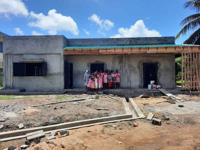 Les orphelines de Sambava à Madagascar devant leur nouvel orphelinat en construction