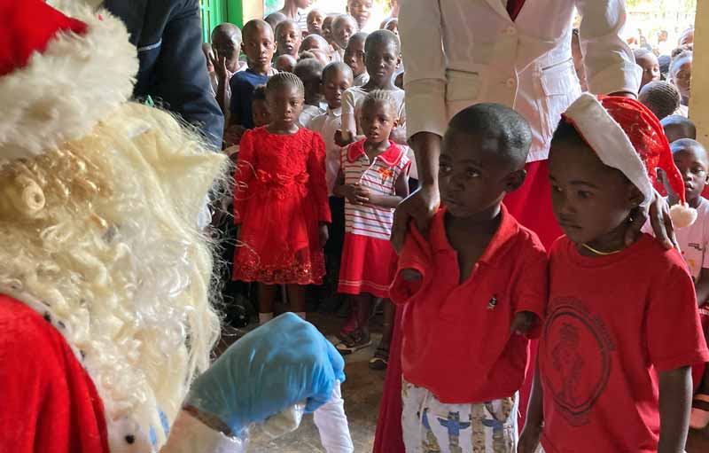 Les orphelins du Village d'Enfants Bumi de Karavia en RDC rencontrent le Père Noël