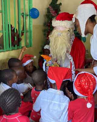 Le Père Noël distribue de petits cadeaux aux orphelins du Village d'Enfants Bumi de Karavia en RDC