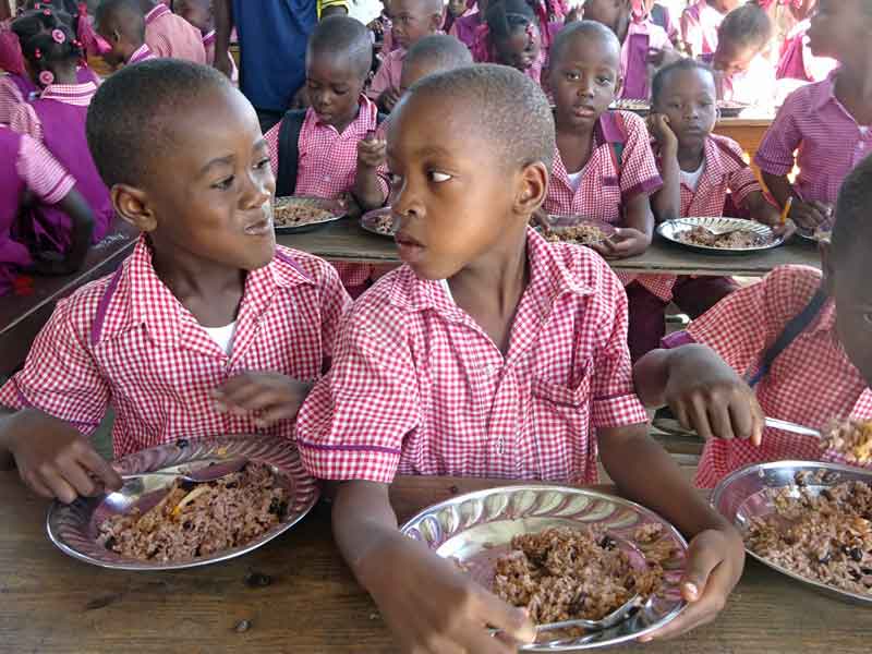 Repas des enfants à la cantine de l'école St Alphonse de Cité Soleil en Haïti
