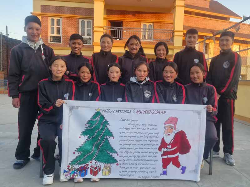 Les nouveaux élèves descendus à Katmandou présentent leurs voeux.