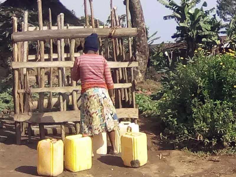 Approvisionnement en eau à l'une des bornes-fontaines d'Ikuvula