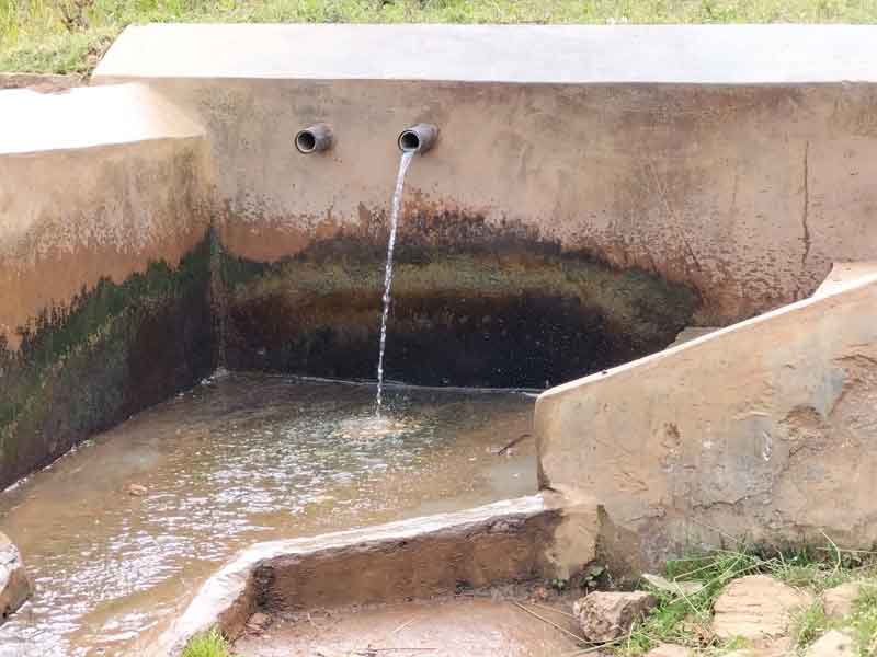 Le bac de captage des sources pour l'adduction d'eau de Kikuka et Ikuvula en RDC