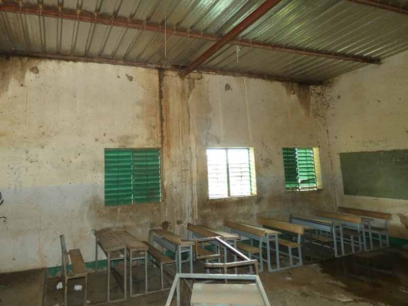 Classe délabrée de l'école  de Samissi au Burkina Faso
