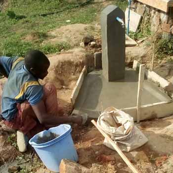 Construction d'une borne-fontaine à Njiapanda en RDC