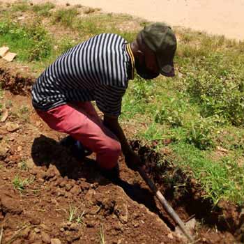 Creusage des tranchées pour l'installation des canalisations d'eau à Njiapanda