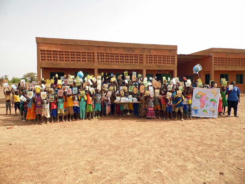 Remise de matériel pédagogique à l'école primaire de Douré au Burkina Faso