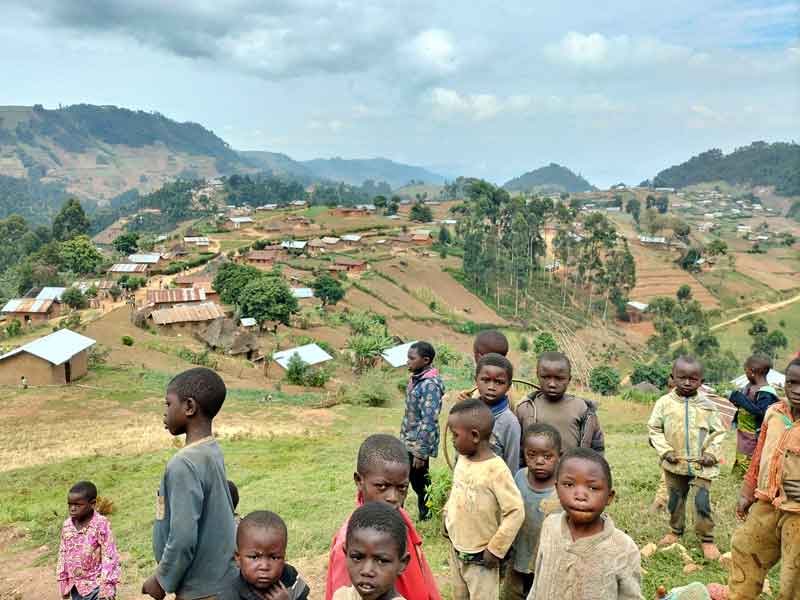 Enfants d'Ikuvula et leur villagedu Nord Kivu en RDC