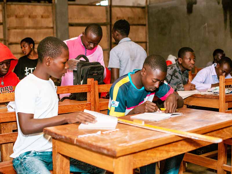 Alphabétisation des enfants soldats démobilisés avant le début de leur formation en menuiserie au centre Aprojed à Goma