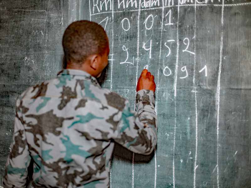 Alphabétisation des enfants soldats démobilisés à Goma avant leur formation professionnelle en menuiserie