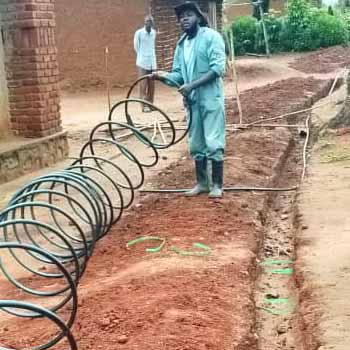 Installation des canalisations d'eau dans les tranchées à Njiapanda