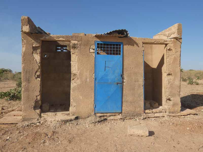 Latrines délabrées de l'école Guiè B au Burkina Faso