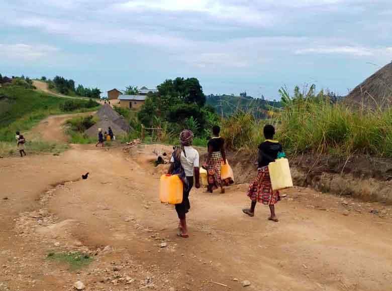Femmes de Kitolu partant pour la corvée d'eau