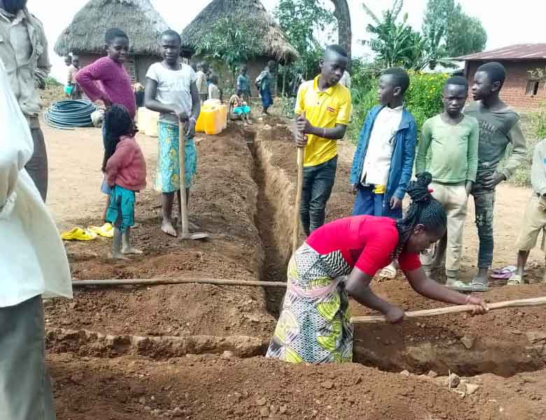 La population locale s'est chargée du terrassement et de l'enfouissement des canalisations pour l'adduction d'eau d'Ikuvula au Nord Kivu en RD du Congo