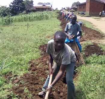 La population locale s'est chargée des travaux de terrassement pour l'adduction d'eau d'Ikuvula au Nord Kivu en RD du Congo