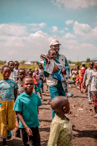 Les animateurs de l'école Aprojed à Goma sont très attentifs aux réactions des enfants réfugiés du camp Ave Maria ac