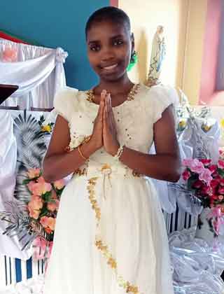 Jeune baptisée du jour de Pâques à Madagascar