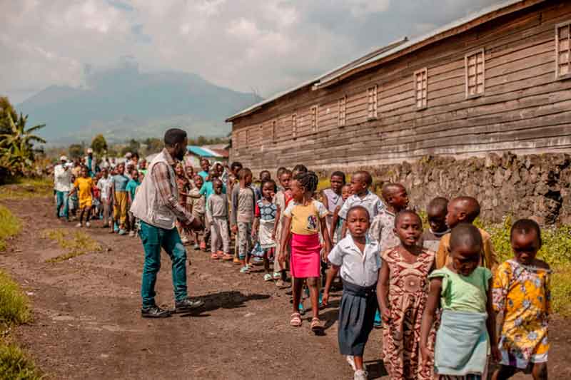 Enfants réfugiés du camp Ave Maria en route pour l'école Aprojed à Goma