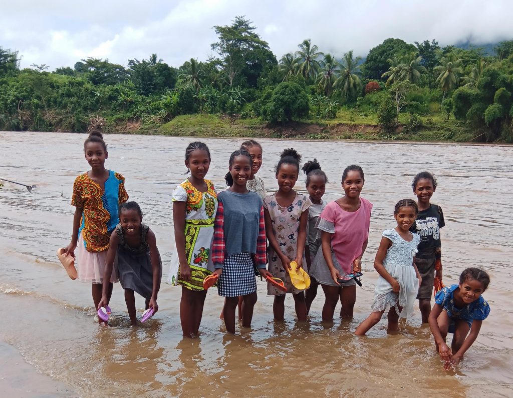 Journée détente au bord de l'eau pour les orphelines d'Amboangibé à Madagascar