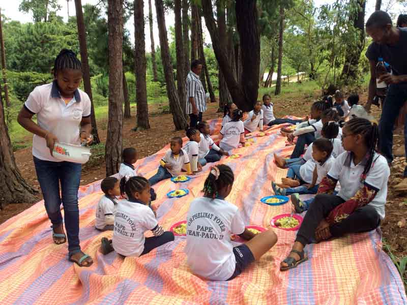 Pique-nique organisé le lundi de Pâques pour les enfants de l'orphelinat Jean-Paul II à Tananarive, Madagascar