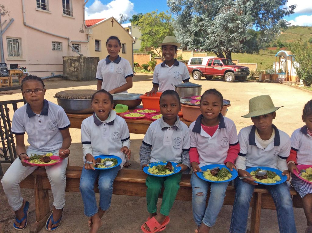 Repas de Pâques dans la cour du Foyer Orphelinat Jean-Paul II à Tananariev, Madagascar