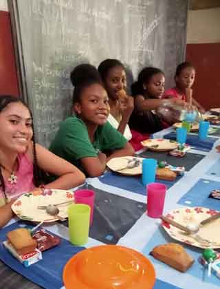 Repas de la fête de Pâques à l'orphelinat de l'Ile Sainte Marie à Madagascar