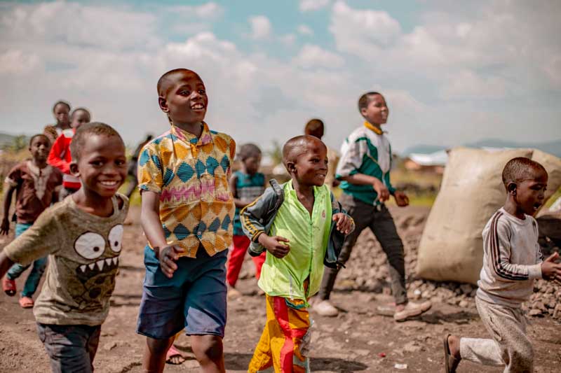 Le sourire des enfants réfugiés du camp Ave Maria sur le chemin de l'école Aprojed à Goma