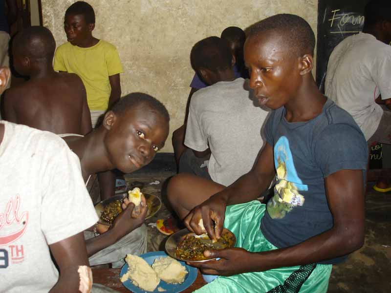 Repas des enfants des rues à Ndako Ya Biso, foufou et sauce haricots