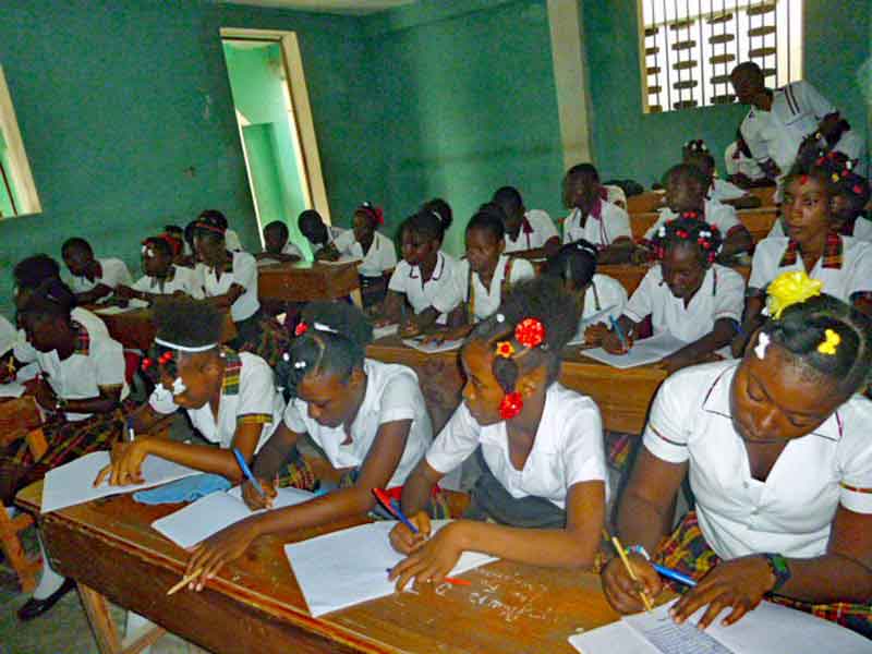 Une classe du collège St Alphonse à Cité Soleil en Haïti