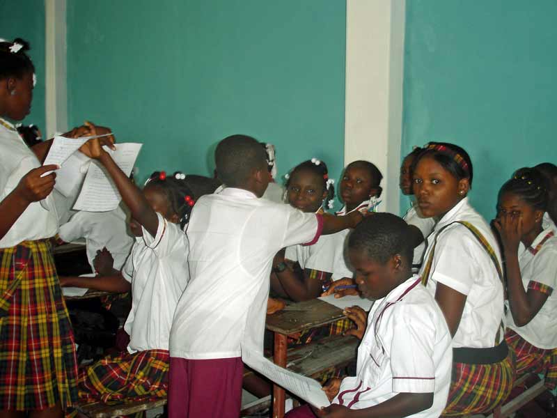 Elèves en classe au collège St Alphonse à Cité Soleil en Haïti