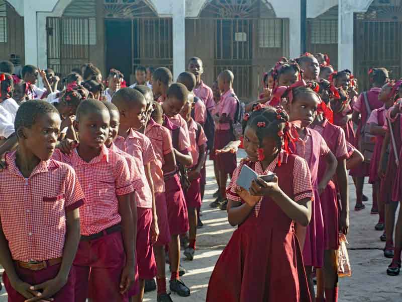 Elèves en rang dans la cour de l'école St Alphonse à Cité Soleil en Haïti