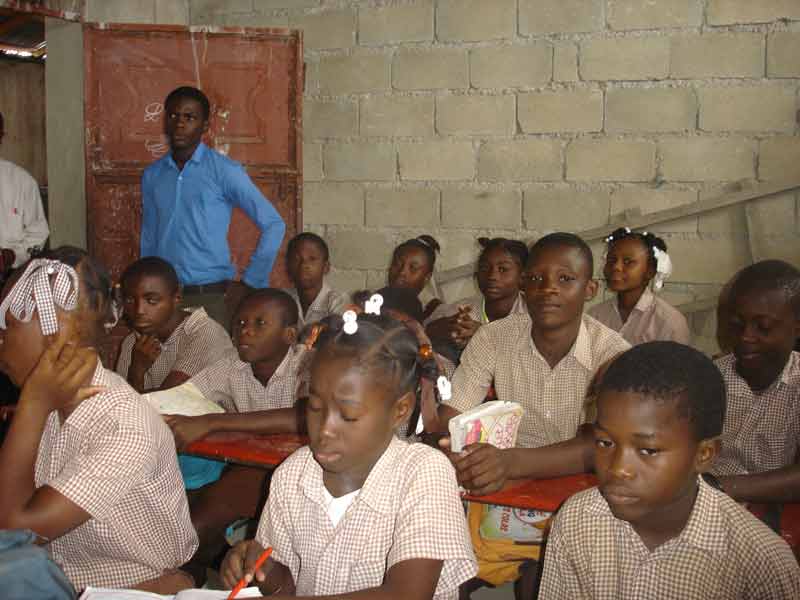 Enfants en classe dans une école SOS Enfants à Cité Soleil en Haïti
