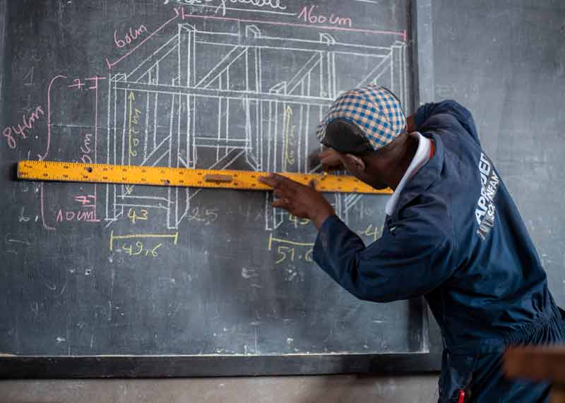 Cours théorique de menuiserie au centre de formation Aprojed à Goma