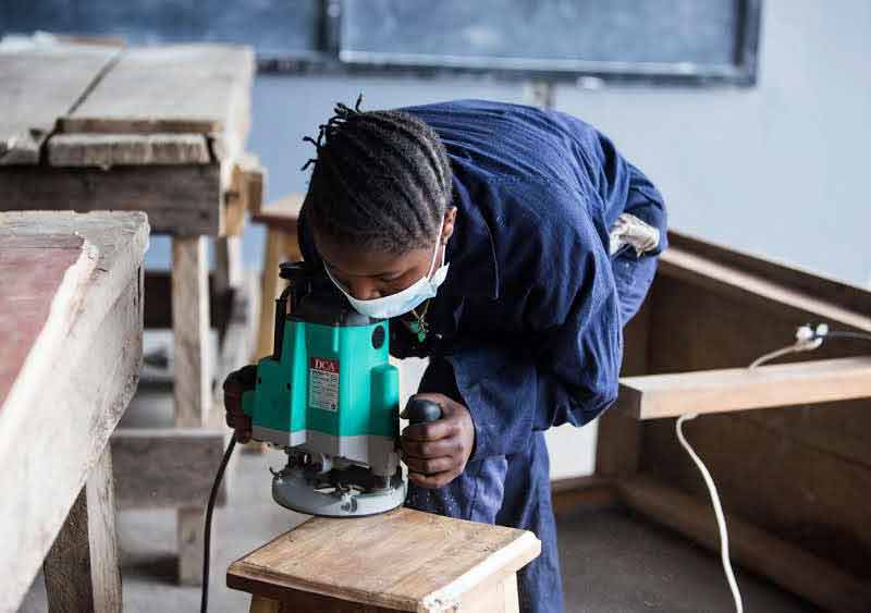 Initiation à l'utilisation de machine de coupe automatique durant la formation de menuiserie Aprojed à Goma