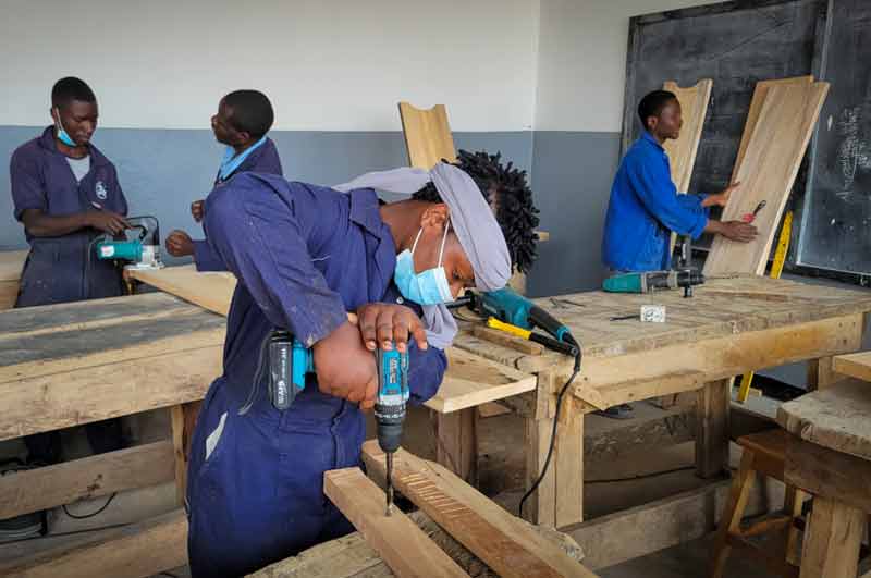 Initiation à l'utilisation des machines-outils durant la formation de menuiserie Aprojed à Goma