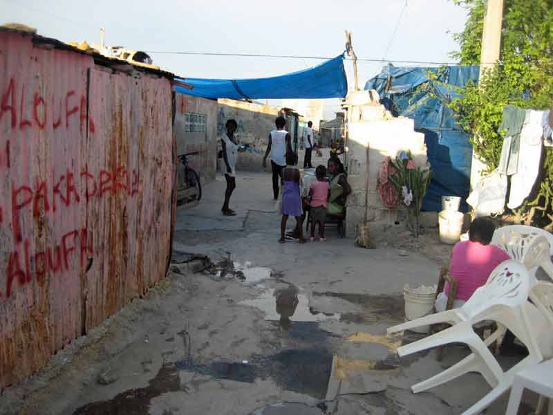 Ruelle du bidonville de Cité Soleil en Haïti