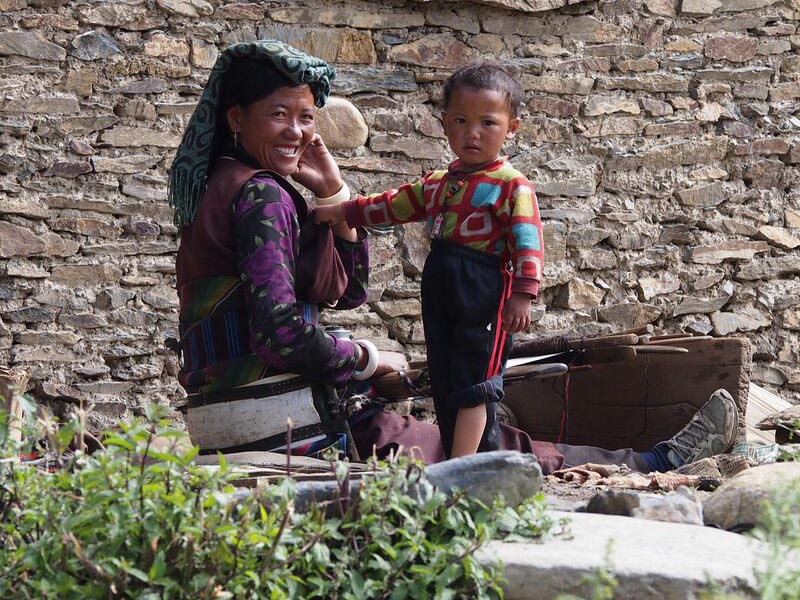 Une maman de Tinje et son enfant dans le Haut Dolpo