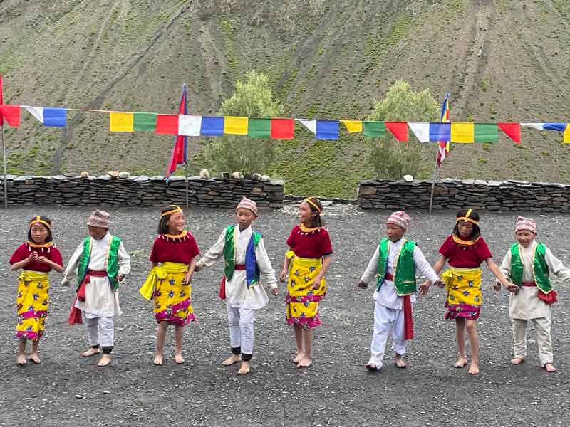 Danse des enfants de l'école de Tinje lors de la fête d'accueil des arrivants dans le Haut Dolpo 