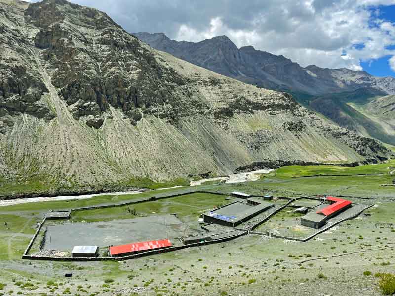 Vue d'ensemble de l'école de Tinje dans le Haut Dolpo au Népal