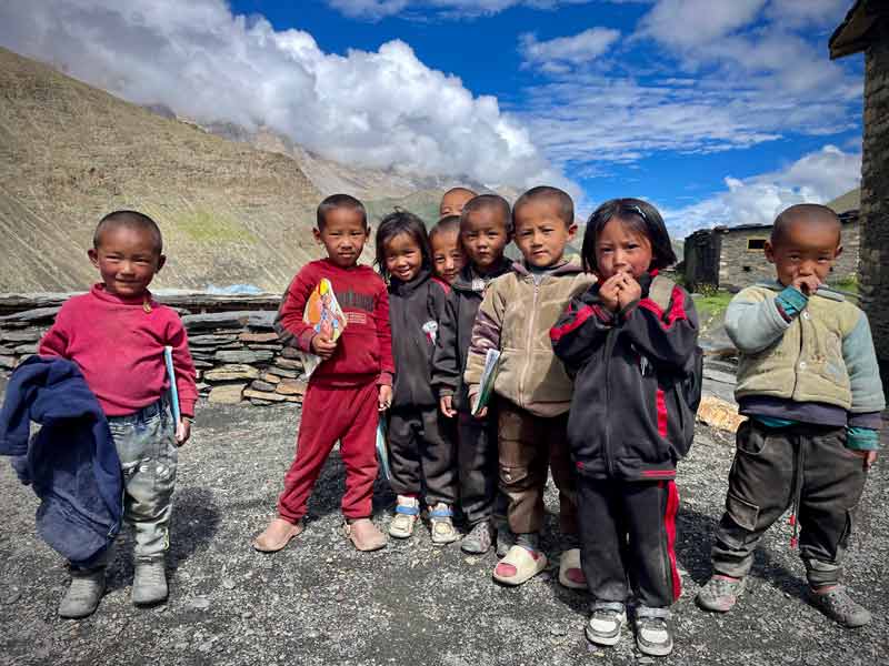 Enfants de l'école maternelle de Poldegaon dans le Haut Dolpo au Népal