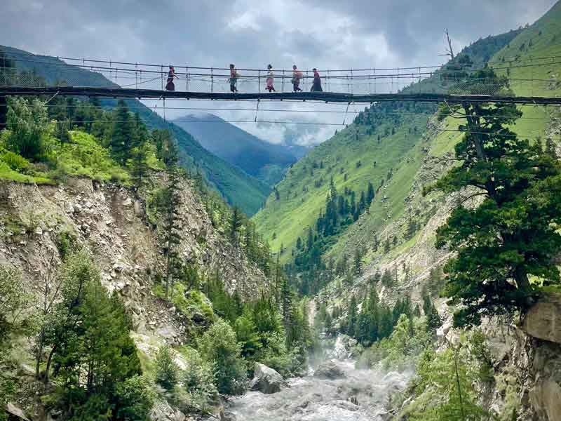 Traversée d'un pont suspendu dans le Bas Dolpo au Népal