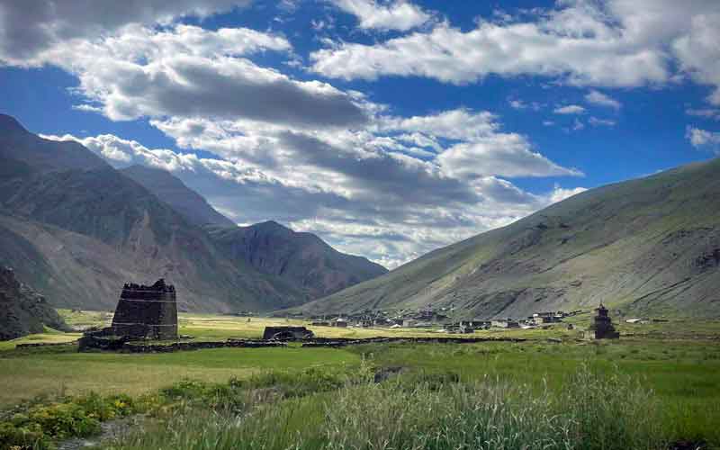 Vue d'ensemble de du village de Tinje dans le Haut Dolpo au Népal