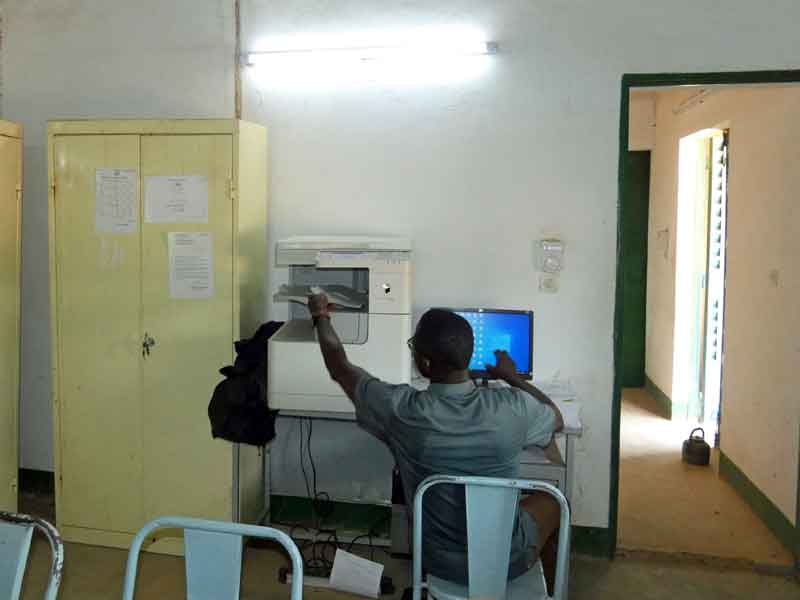Impresssion des bulletins au bureau administratif du collège de Guiè, Burkina Faso
