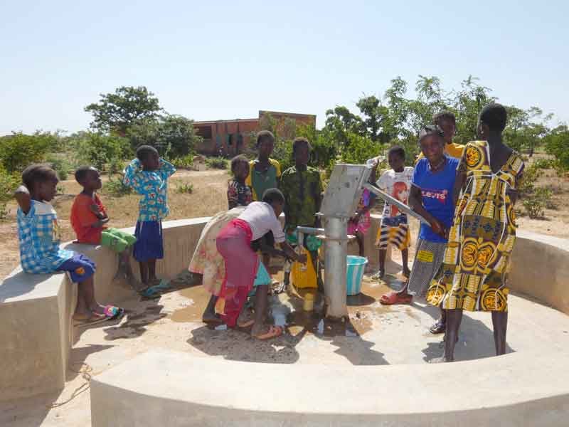 Au Burkina Faso, les écoliers de Doanghin puisent de l'eau au forage de leur école
