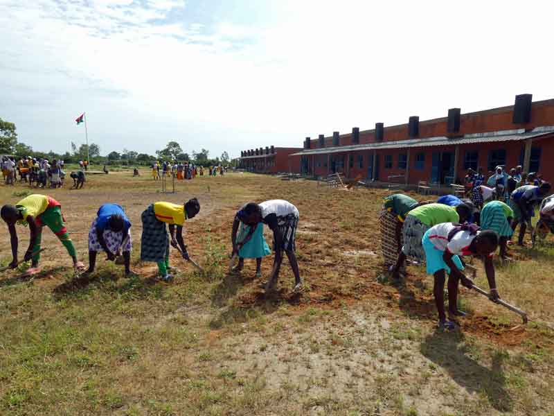 Nettoyage des abords de l'école par les élèves avant la rentrée scolaire