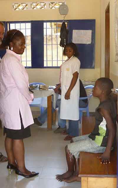 Accueil d'un enfant des rues au dispensaire de Ndako Ya Biso à Kinshasa