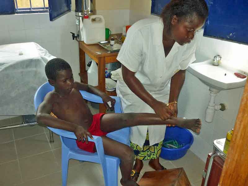 Une infirmière du dispensaire de Ndako Ya Biso soigne un enfant des rues de Kinshasa