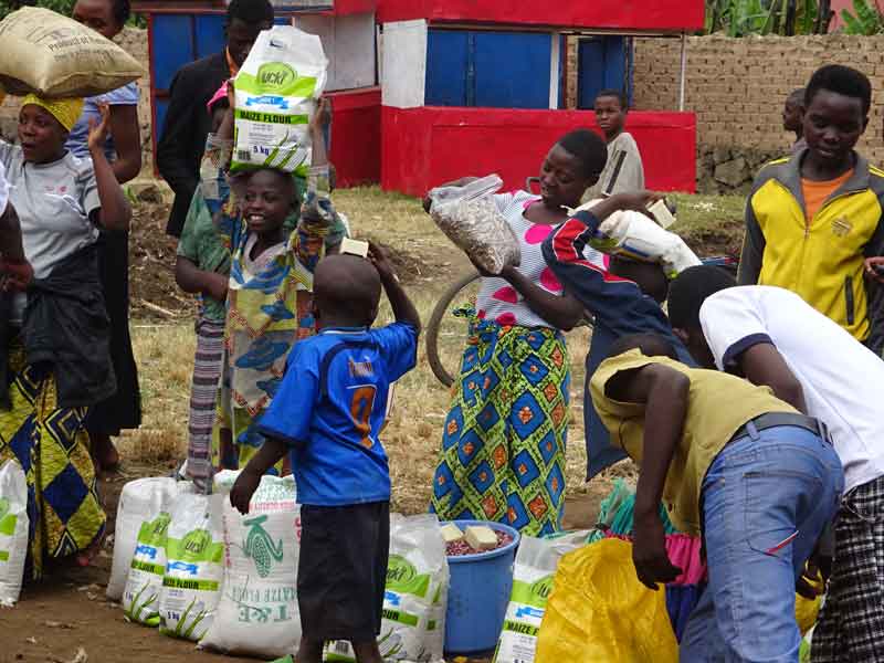 Distribution alimentaire pour sauver de la faim les enfants vulnérables de familles démunies au Rwanda